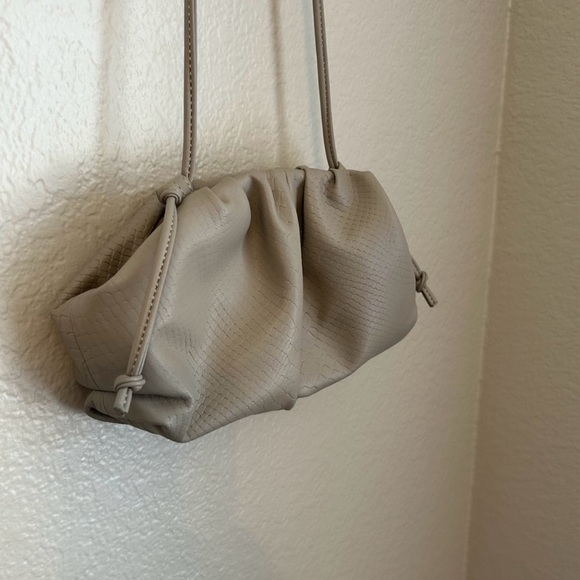 Banana Republic Soft Pouch Crossbody Bag Clutch in Grey Snake - Picture 7 of 10